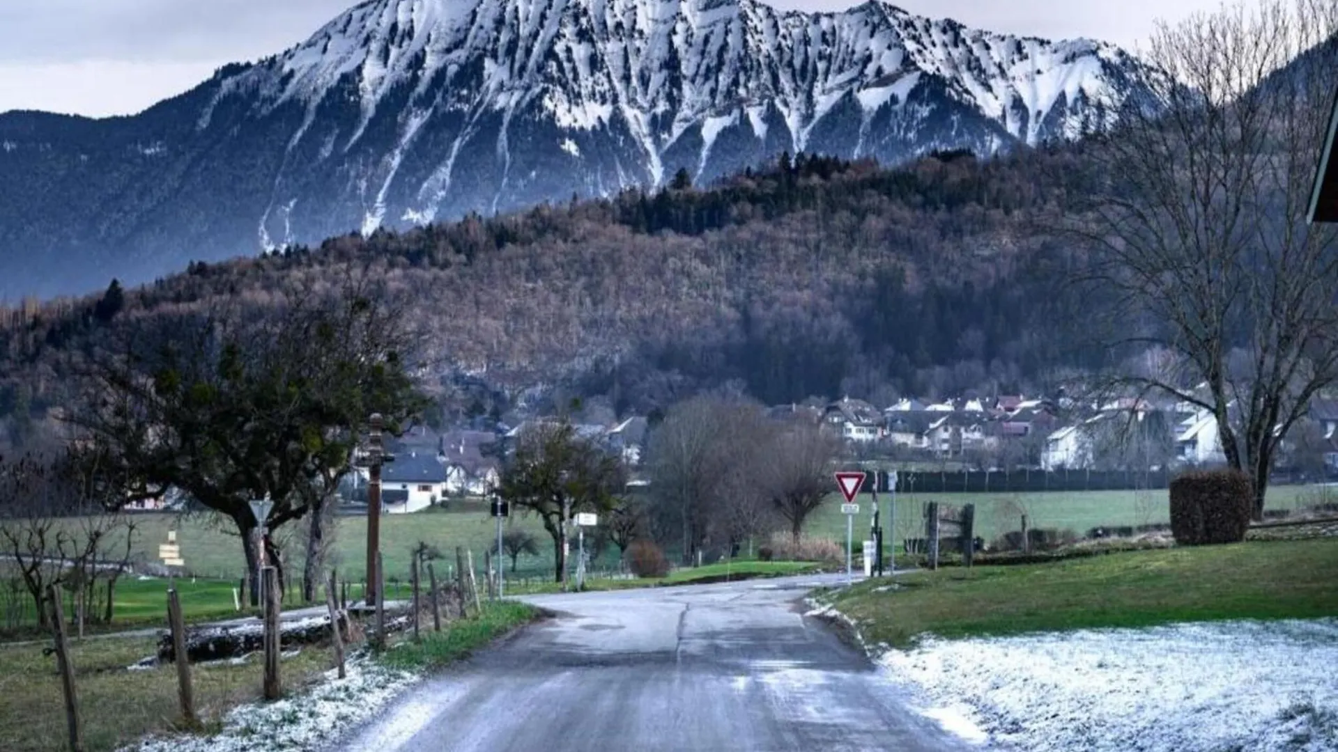 Holiday Home In Haute-Savoie Near Lake Annecy ジエ