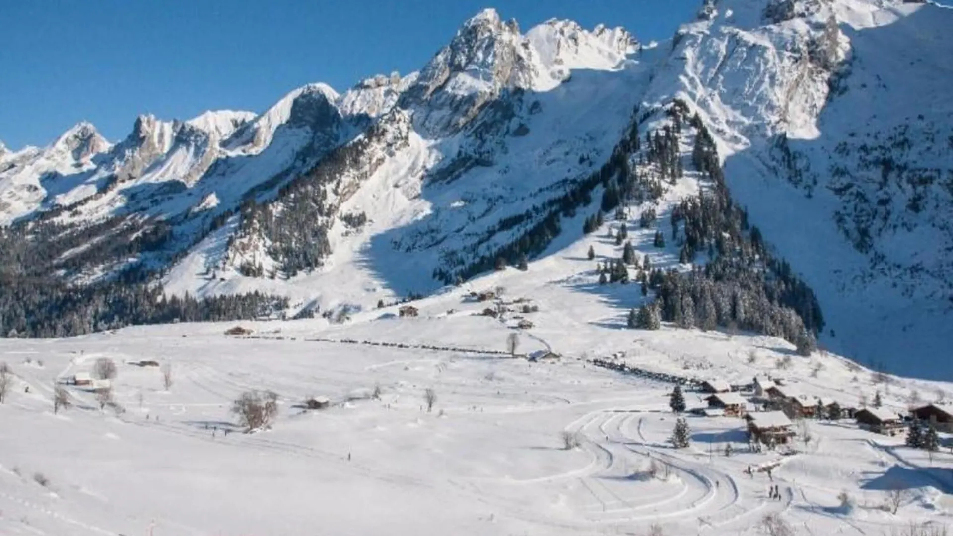 Holiday Home In Haute-Savoie Near Lake Annecy ジエ 0*,  フランス
